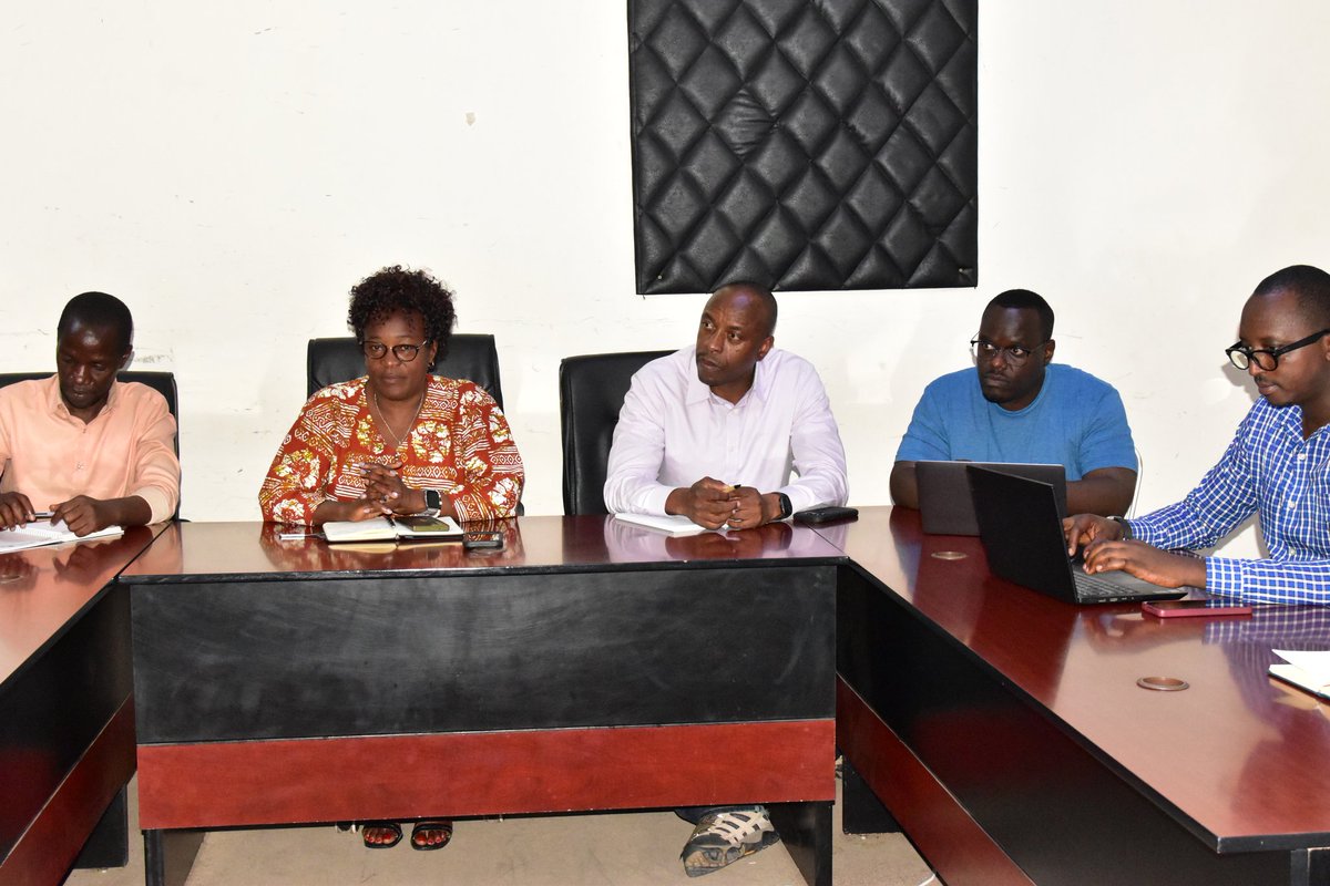 NyabihuDistrict's tweet image. Umuyobozi w'Akarere @muaont22,kuri iki gicamunsi ,yakiriye Itsinda rya @WB_Rwanda, riyobowe na Nkosinathi Mbuya.Basuye ibikorwa biterwa inkunga na World Bank,harimo kugeza amazi meza ku batuye mu Murenge wa Rambura,binyuze mu mushinga Urwanya igwingira uzwi nka #SPRP.