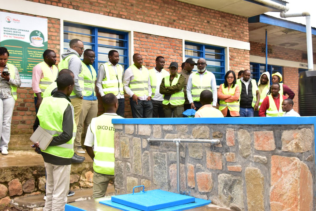 NyabihuDistrict's tweet image. Umuyobozi w'Akarere @muaont22,kuri iki gicamunsi ,yakiriye Itsinda rya @WB_Rwanda, riyobowe na Nkosinathi Mbuya.Basuye ibikorwa biterwa inkunga na World Bank,harimo kugeza amazi meza ku batuye mu Murenge wa Rambura,binyuze mu mushinga Urwanya igwingira uzwi nka #SPRP.