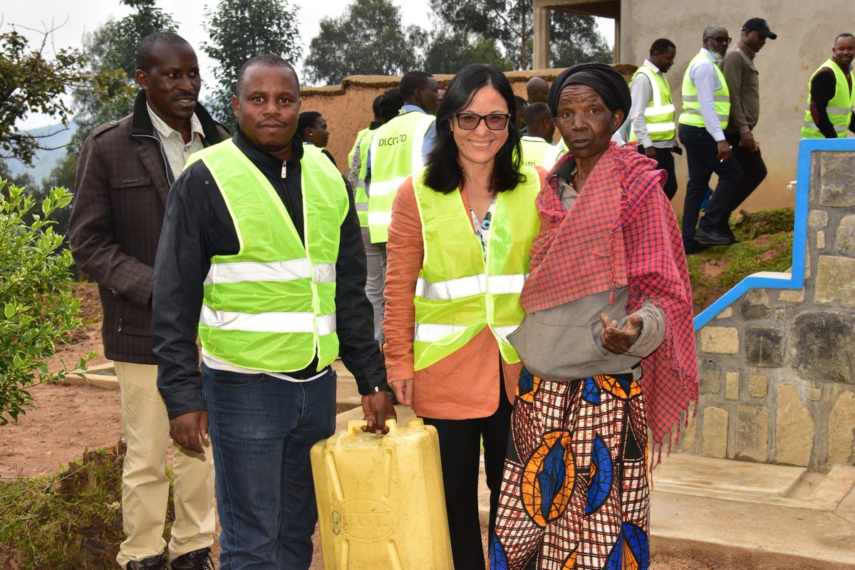 NyabihuDistrict's tweet image. Umuyobozi w'Akarere @muaont22,kuri iki gicamunsi ,yakiriye Itsinda rya @WB_Rwanda, riyobowe na Nkosinathi Mbuya.Basuye ibikorwa biterwa inkunga na World Bank,harimo kugeza amazi meza ku batuye mu Murenge wa Rambura,binyuze mu mushinga Urwanya igwingira uzwi nka #SPRP.