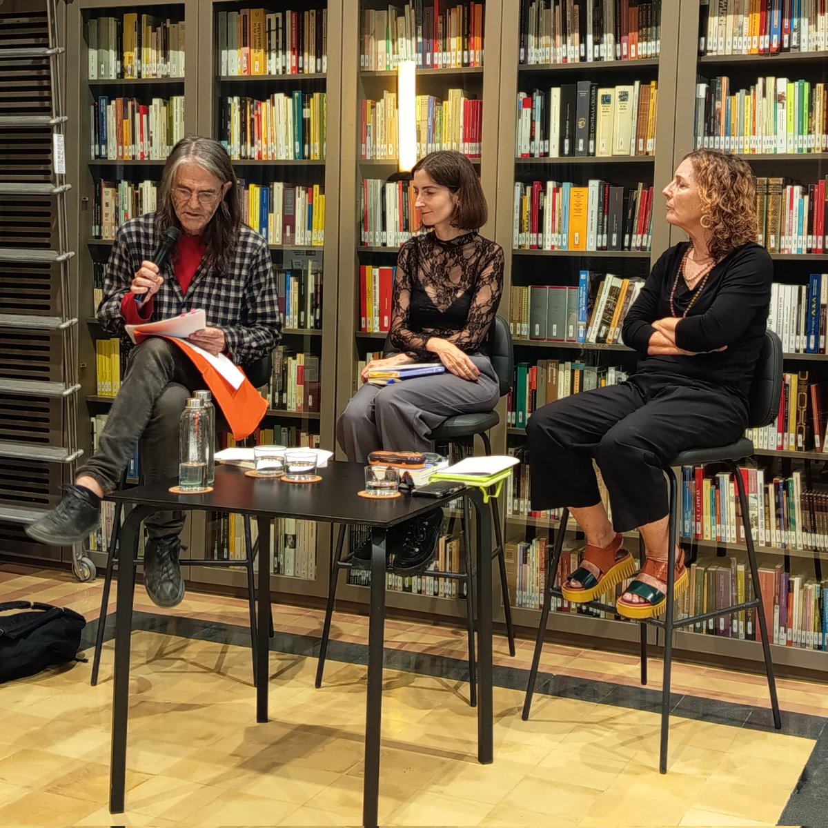 AELC (@escriptorsaelc) on Twitter photo 🛜 Aquest cap de setmana vam poder escoltar versos i reflexions poètiques amb <a href="/chantalpoch/">Chantal Poch 🦋</a> i Perejaume, conduïts per <a href="/MartaPera/">Marta Pera Cucurell</a> 
Va ser en un acte organitzat per l'AELC a Mataró dins del cicle "Obrim Parèntesi".
Gràcies al Bar Cafè Nou per acollir-lo i a tothom per assistir-hi. 🛜 Aquest cap de setmana vam poder escoltar versos i reflexions poètiques amb <a href="/chantalpoch/">Chantal Poch 🦋</a> i Perejaume, conduïts per <a href="/MartaPera/">Marta Pera Cucurell</a> 
Va ser en un acte organitzat per l'AELC a Mataró dins del cicle "Obrim Parèntesi".
Gràcies al Bar Cafè Nou per acollir-lo i a tothom per assistir-hi.