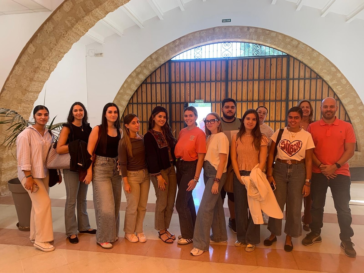 euosuna's tweet image. 🎓 El alumnado de 3º del Grado en RRLL-RRHH participó en una actividad sobre Selección, Evaluación y Orientación de Personal, dentro de la asignatura Dirección y Desarrollo de RRHH.

Gracias al equipo de Andalucía Orienta (Ayto. de Osuna) y al OAL Blas Infante.

#EUO #RRHH