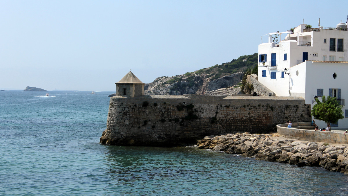 EspanaEnLatam's tweet image. Funcionalidad e historia en la arquitectura mediterránea: las casas payesas de #Ibiza 🏡✨ paredes encaladas, arcos interiores, techos planos y líneas simples, todo diseñado para la horizontalidad y la armonía.

#VisitaEspaña #España #Ibiza