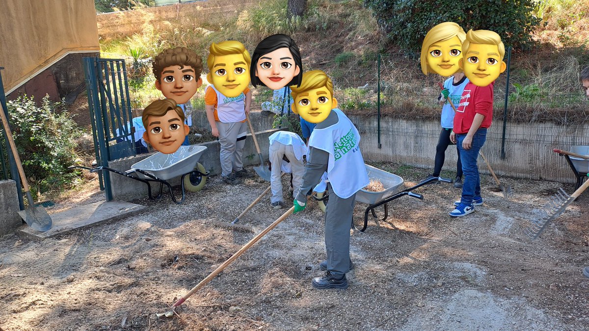 EreMarquisanne's tweet photo. Dans le cadre du dispositif "découverte professionnelle", les élèves de l'ULIS 2 ont créé et aménagé un espace "détente" pour le personnel du @LaMarquisanne83 pendant les pauses. Le projet se finalisera avec de futures plantations 🌺🌼🪴🌳 https://t.co/43ChBroUfY