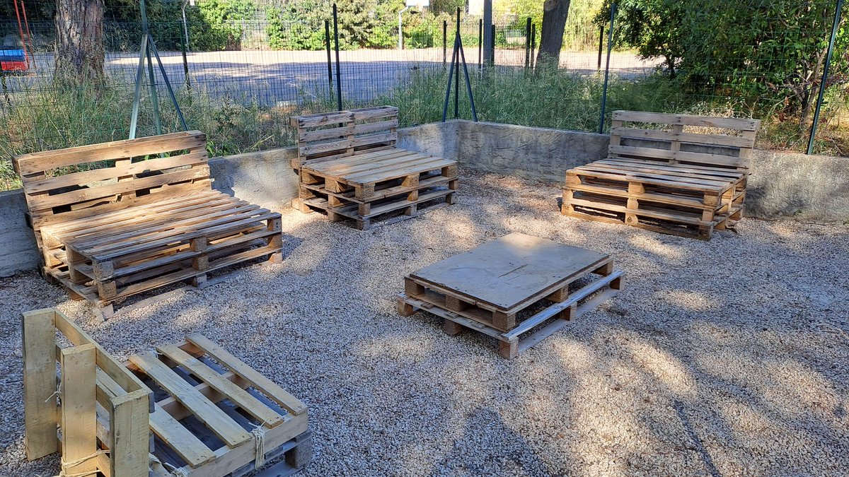 EreMarquisanne's tweet photo. Dans le cadre du dispositif "découverte professionnelle", les élèves de l'ULIS 2 ont créé et aménagé un espace "détente" pour le personnel du @LaMarquisanne83 pendant les pauses. Le projet se finalisera avec de futures plantations 🌺🌼🪴🌳 https://t.co/43ChBroUfY