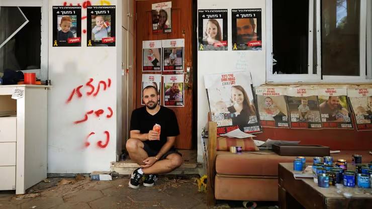 BoGossPrebackup's tweet image. 🎗Alors que l&apos;anniversaire terrible du 7 octobre arrive,  Yarden Bibas s&apos;est confié dans une interview au journal Israélien Yedioth Aharonoth.
Extraits : « Si la vie est une course, Shiri et les enfants étaient ma ligne d&apos;arrivée.
Ils étaient ma victoire dans le monde.
Ils…