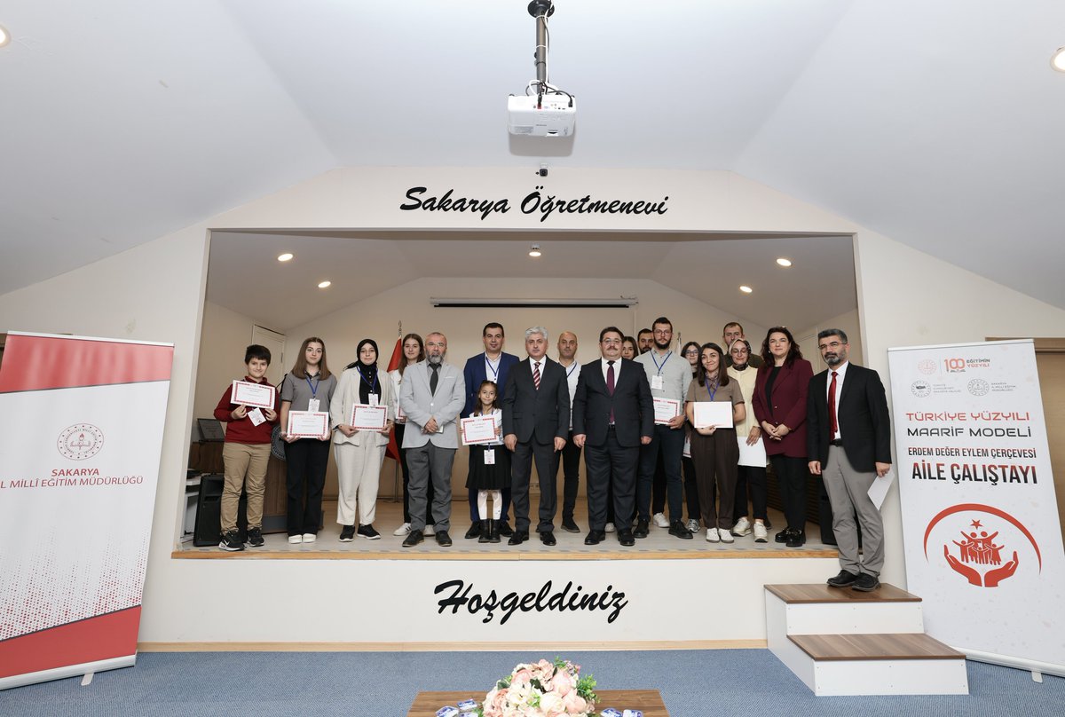 Valimiz Sayın Rahmi Doğan, Türkiye Yüzyılı Maarif Modeli Erdem Değer Eylem Çerçevesi Aile Çalıştayı'nın kapanış programına katıldı.

Huzurlu aile ve toplum idealine katkı sunmak amacıyla eğitim paydaşları, akademisyenler, veliler, öğrenciler ve kurum temsilcilerinin bir araya