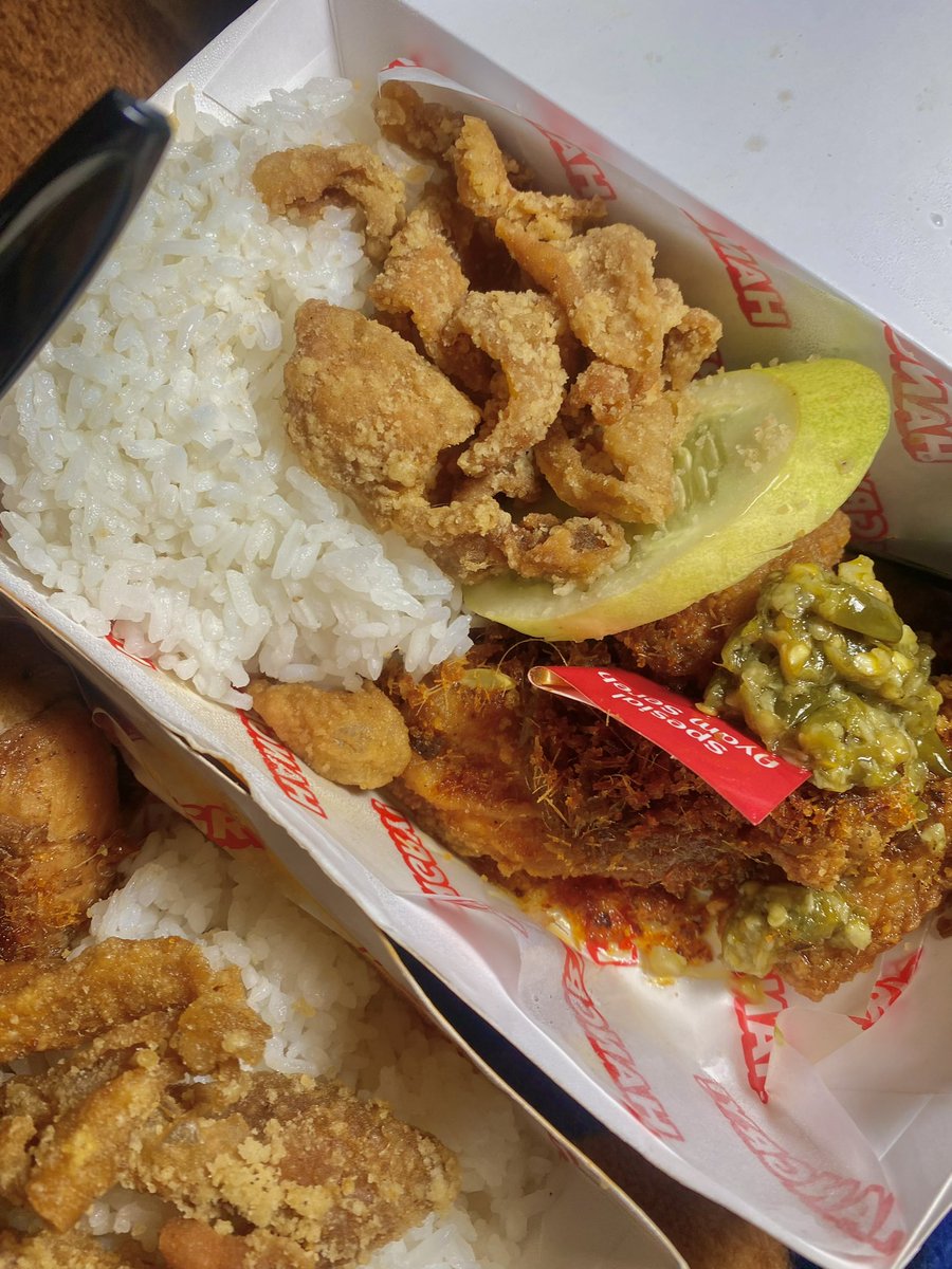 serendifaity's tweet photo. iseng pesen ayam KAGET BANGET WANGI SEREHNYA KUAT BANGET DARI MASIH PACKAGING TERUS AYAMNYA JUICY BGT???? GONG 😍‼️‼️‼️‼️ https://t.co/LIuqWQEAS3