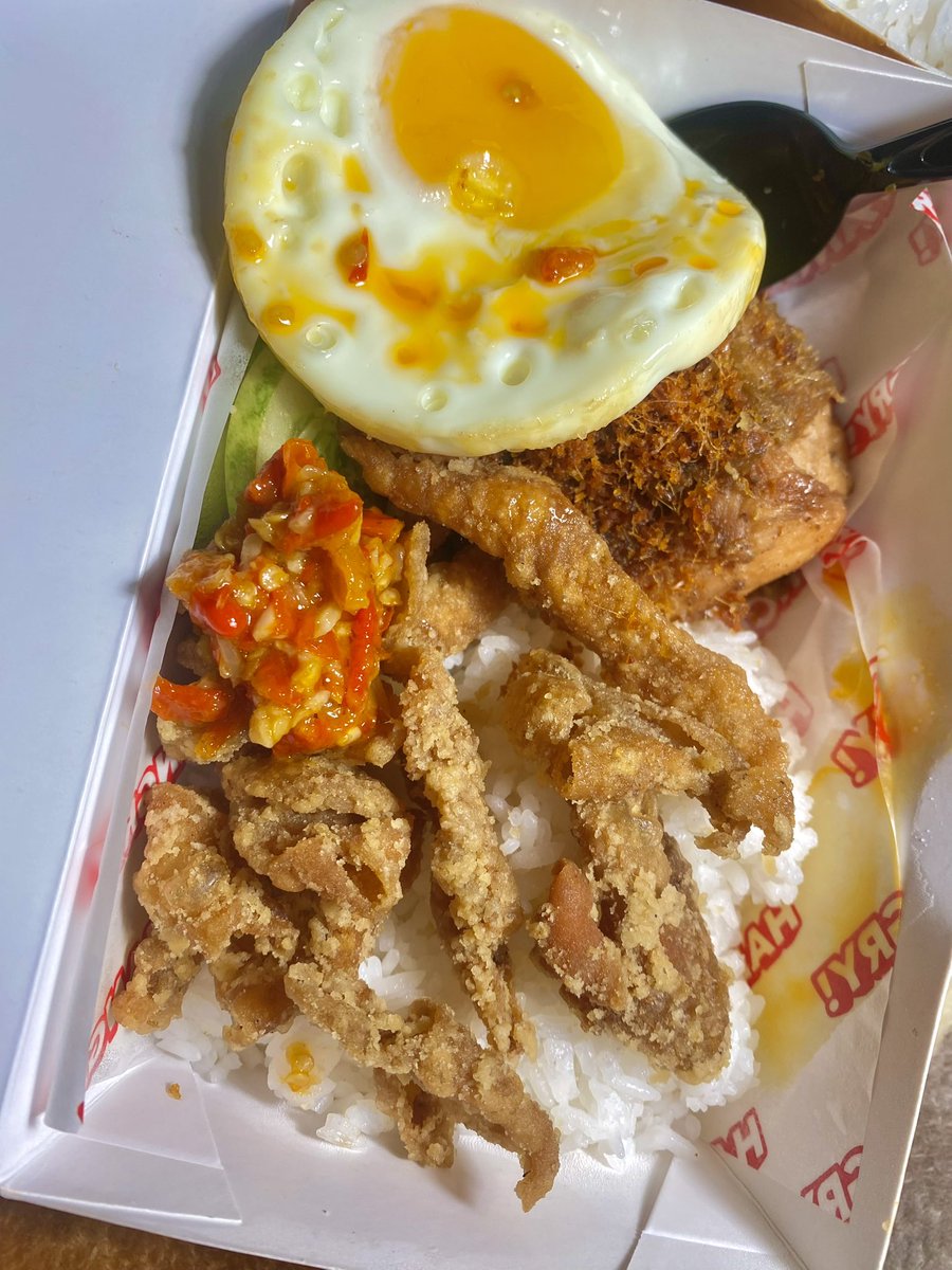 serendifaity's tweet photo. iseng pesen ayam KAGET BANGET WANGI SEREHNYA KUAT BANGET DARI MASIH PACKAGING TERUS AYAMNYA JUICY BGT???? GONG 😍‼️‼️‼️‼️ https://t.co/LIuqWQEAS3