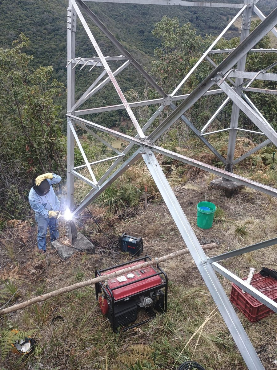 👷🏽🛠️ Reposición de componentes estructurales hurtados en la torre 343 de la línea 115 kV San Martín -Pasto - Catambuco, sector El Palmar #Buesaco

Seguimos comprometidos con la seguridad y confiabilidad del sistema eléctrico en la región⚡

#Cedenar #ConectandoRegión #Nariño