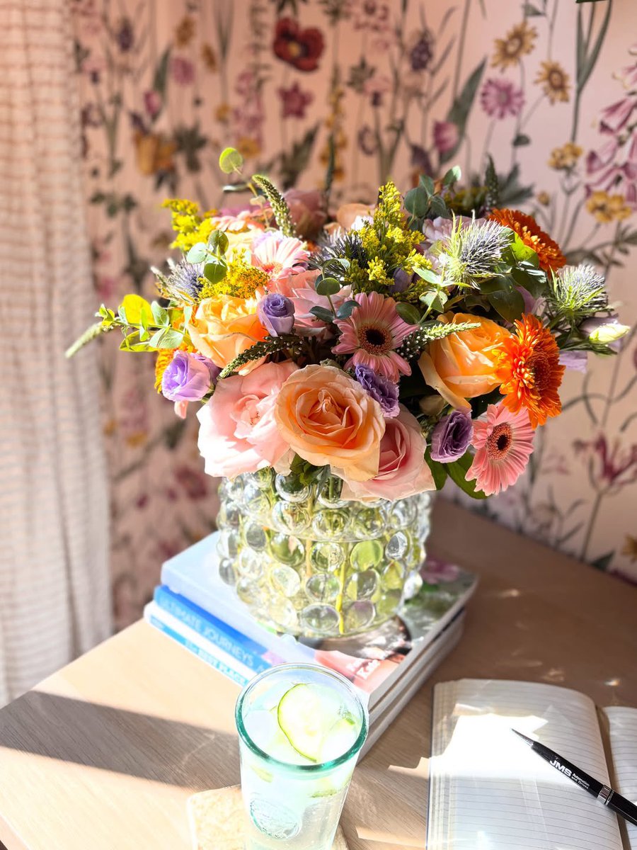 Autumn’s calling and our flowers are stealing the spotlight! 💐 Send your bestie her favourite bouquet and remind her you miss her this season. 🍁💛

Send now: 123-flowers.co.uk
#freshflowers #nextdelivery #freedelivery #unitedkingdom #autumn #thelifeofashowgirl