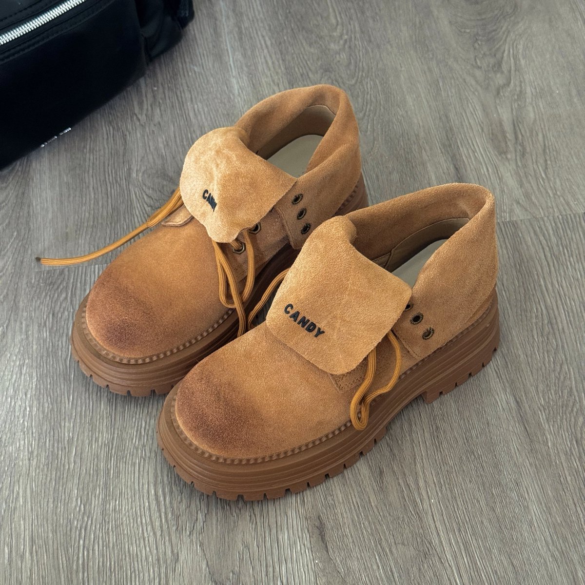 yoxrgravity's tweet image. คู่นี้น่ารักมากก 🫳🏻 เป็นหุ้มข้อแต่พับข้อได้ ช่วงนี้ลุคเดินป่ากำลังฮิต ทรงแนวๆ timberland แต่เบากว่ามาก นิ่มด้วย ราคาพันนิดๆ ของ cottoncandy คับ ของมาร์สี brown s.shopee.co.th/8V06oLyrQq