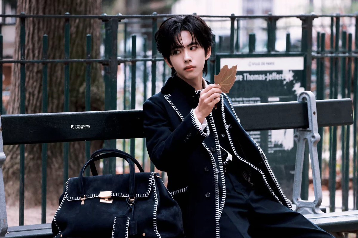 NmARMY6's tweet photo. Seeing Liu XuanCheng in Thom Browne feels like witnessing fashion history. He embodies sophistication, blending classic tailoring with modern allure.

#LiuxuanchengxThomBrowne
#LiuXuanChengParisFashionWeek https://t.co/Xw0kLHZ7V7