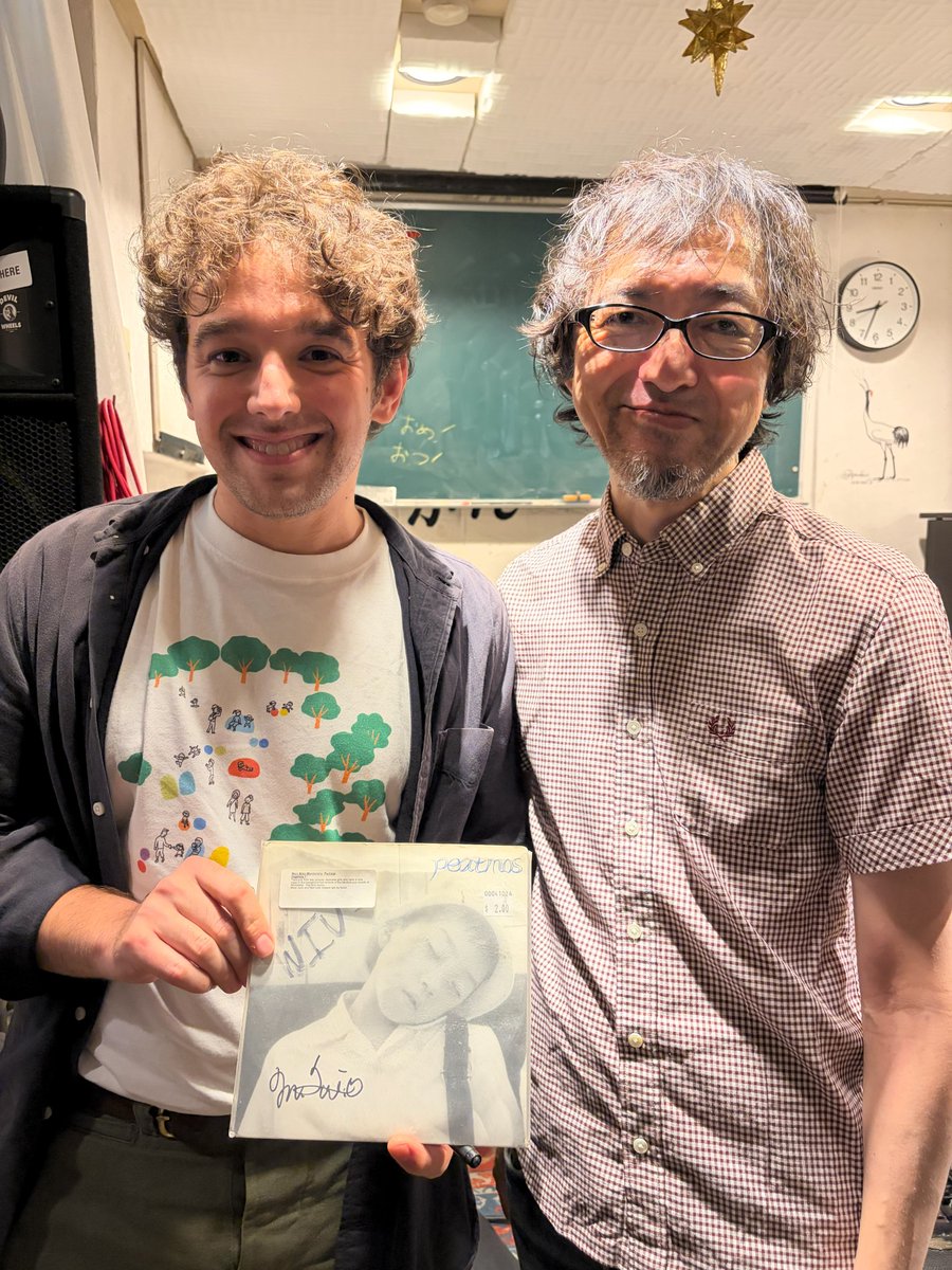 Pervenche1995's tweet image. 思わず叫び声を上げてしまった。Brakeが持参した7インチ。Pervencheの前身Peatmosが1996年にリリースしたもの。彼が生まれた頃なのでは。わざわざ持参してサインをと。泣けるね。