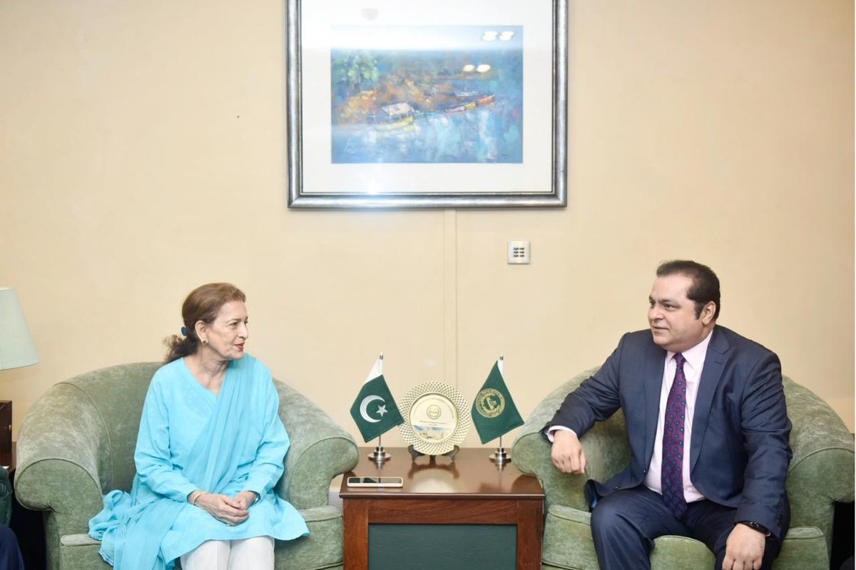 PIPS_GOV's tweet image. PIPS and SZABIST reiterated Cooperation on Strengthening Parliament, 6th October, 2025

President SZABIST Honourable Shehnaz Wazir Ali, led a high-profile delegation in a call on with Executive Director, PIPS, Mr. Asim Khan Goraya on 6th October, 2025.