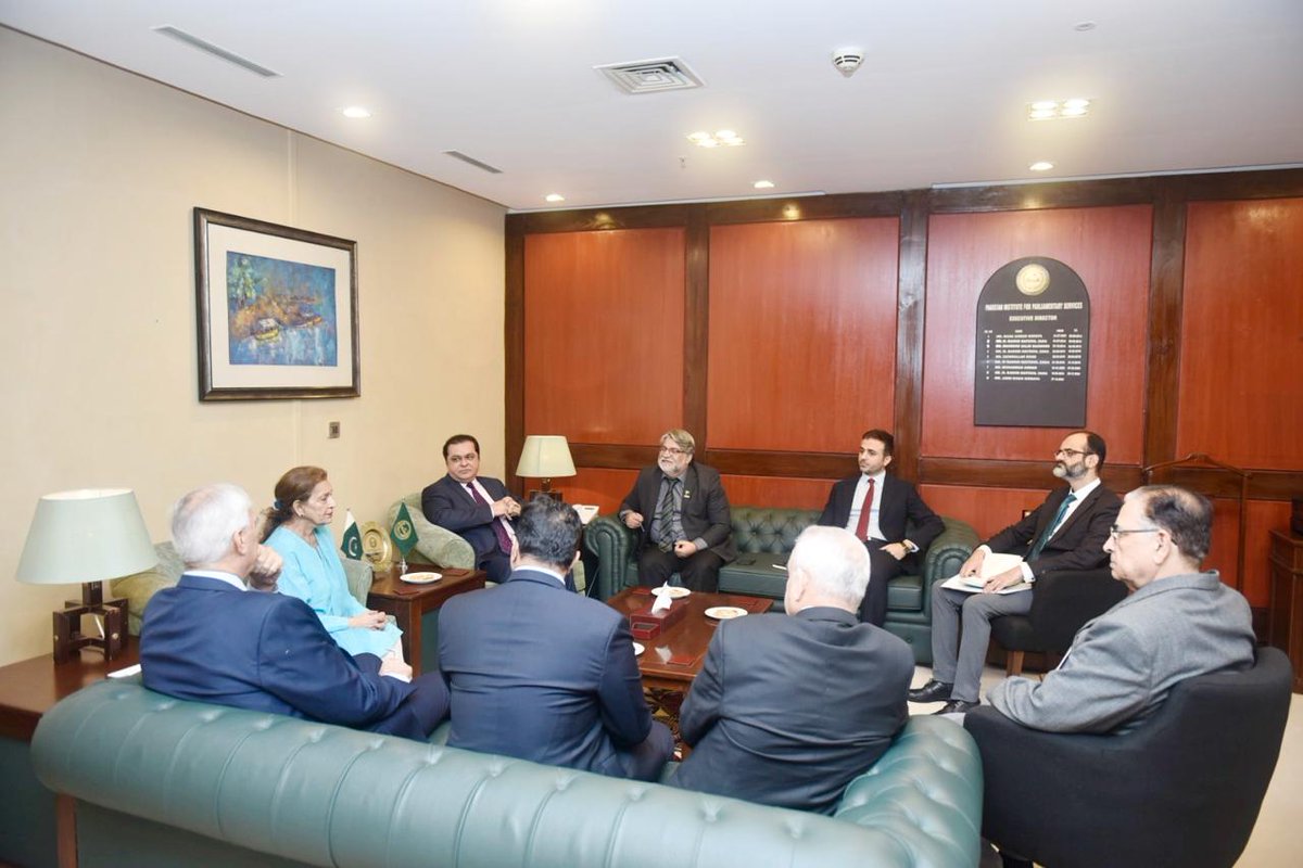 PIPS_GOV's tweet image. PIPS and SZABIST reiterated Cooperation on Strengthening Parliament, 6th October, 2025

President SZABIST Honourable Shehnaz Wazir Ali, led a high-profile delegation in a call on with Executive Director, PIPS, Mr. Asim Khan Goraya on 6th October, 2025.