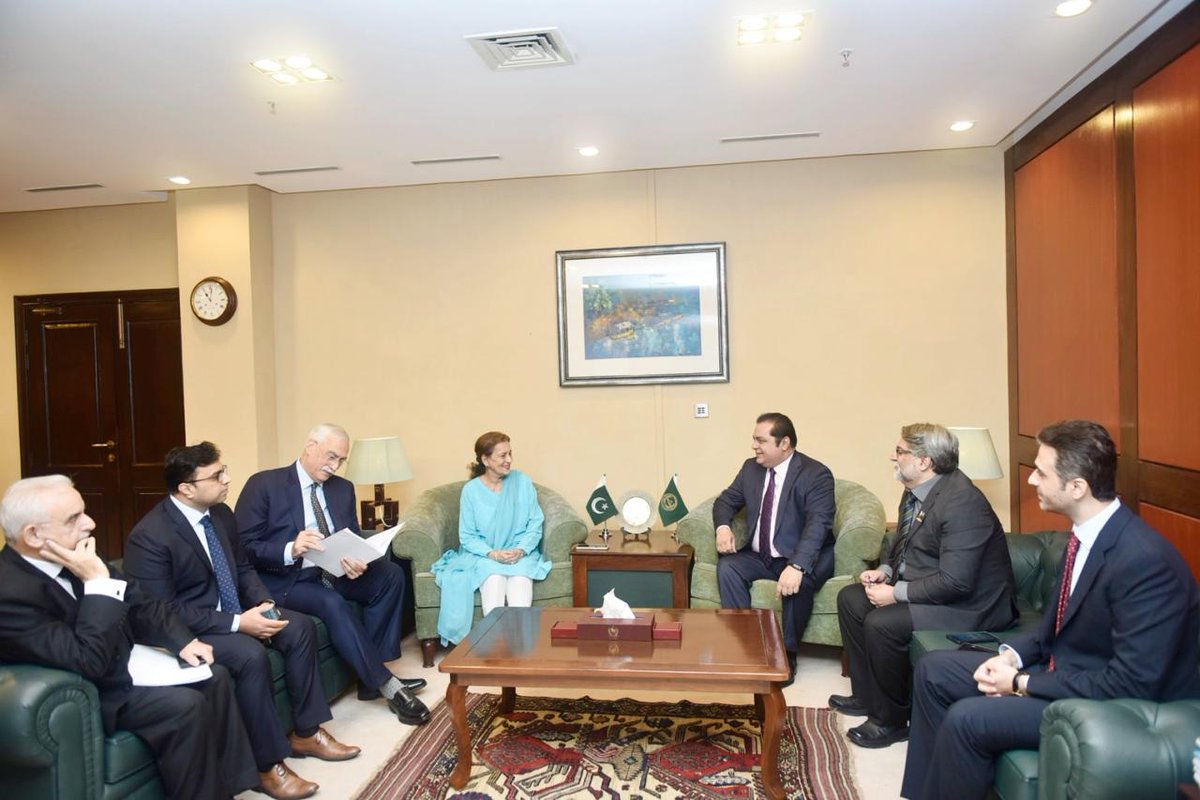 PIPS_GOV's tweet image. PIPS and SZABIST reiterated Cooperation on Strengthening Parliament, 6th October, 2025

President SZABIST Honourable Shehnaz Wazir Ali, led a high-profile delegation in a call on with Executive Director, PIPS, Mr. Asim Khan Goraya on 6th October, 2025.