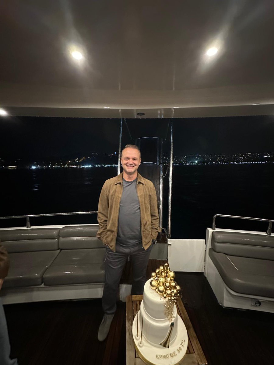 Yoğun bir finansal yılı geride bırakırken, KPMG Türkiye İnsan Kaynakları ekibimizle teknede keyifli bir akşam geçirdik. KPMG’deki 30. yılım için hazırladıkları sürpriz pasta ise bu akşamı benim için daha da özel kıldı. Tüm ekibimize teşekkür ederim. 

#KPMGTürkiye #Together #KPMG