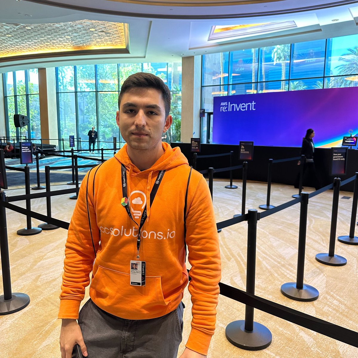 ccsolutions_lat's tweet image. Un #tbt de hace unos meses. A finales del 2024 estuvimos en Las Vegas para el AWS re:Invent, uno de los eventos más importantes en cloud e innovación. Nuestro CTO, Javier Pinilla, y el CEO, Antony Goetzschel compartieron de primera mano tendencias y aprendizajes que hoy seguimos…