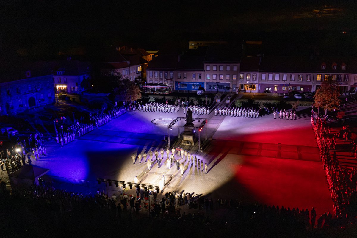 villedeputeaux's tweet image. Fierté à #Puteaux, ville marraine du 1er RHC ! 
Le régiment reçoit la prestigieuse #Fourragère de la #CroixdelaValeurMilitaire pour ses engagements en OPEX. Un honneur pour les soldats, dont le Capitaine T (Légion d&apos;honneur) et le Brigadier-chef B (médaille des blessés). Bravo !