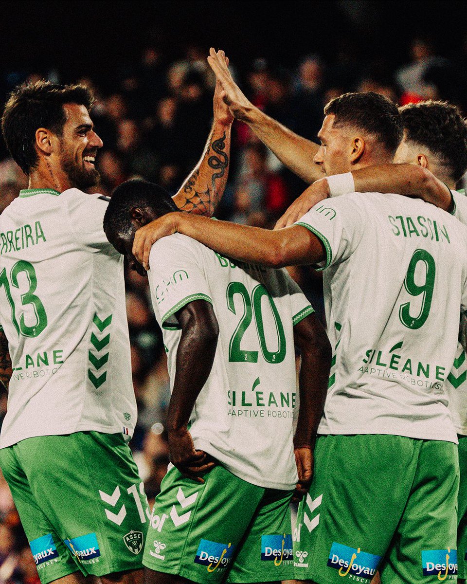 hummelFrance's tweet image. 𝑼𝒏 𝒏𝒐𝒖𝒗𝒆𝒂𝒖 𝒄𝒉𝒐𝒄 𝒓𝒆𝒎𝒑𝒐𝒓𝒕𝒆́ ! ⚡⚽ 

Succès de l&apos;@ASSEofficiel ce week-end avec trois nouveaux points remportés pour se maintenir dans le haut du classement de la Ligue 2 ! 😍 

#hummel | #ASSE | #MHSCASSE