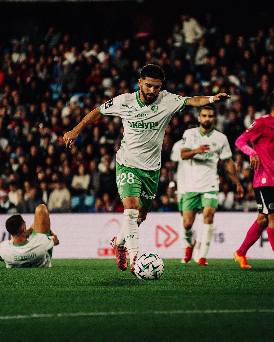 hummelFrance's tweet image. 𝑼𝒏 𝒏𝒐𝒖𝒗𝒆𝒂𝒖 𝒄𝒉𝒐𝒄 𝒓𝒆𝒎𝒑𝒐𝒓𝒕𝒆́ ! ⚡⚽ 

Succès de l&apos;@ASSEofficiel ce week-end avec trois nouveaux points remportés pour se maintenir dans le haut du classement de la Ligue 2 ! 😍 

#hummel | #ASSE | #MHSCASSE