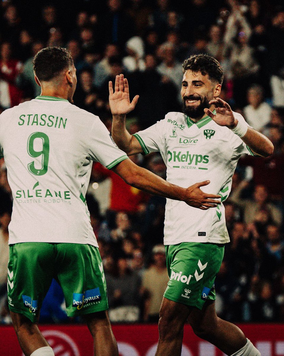 hummelFrance's tweet image. 𝑼𝒏 𝒏𝒐𝒖𝒗𝒆𝒂𝒖 𝒄𝒉𝒐𝒄 𝒓𝒆𝒎𝒑𝒐𝒓𝒕𝒆́ ! ⚡⚽ 

Succès de l&apos;@ASSEofficiel ce week-end avec trois nouveaux points remportés pour se maintenir dans le haut du classement de la Ligue 2 ! 😍 

#hummel | #ASSE | #MHSCASSE