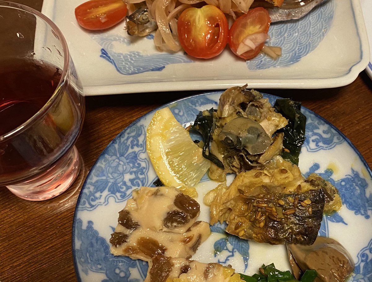 追加で頼んだ物は量的にその場で食べきれないのでお持ち帰りしようと小さなタッパーを持ってって正解だった✨

食いしん坊だから色々なおつまみ試したかったのだ😋✨

おうち帰ってお猪口半分の赤ワイン🍷と✨