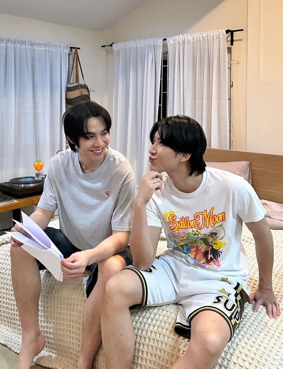 mikrokosmos000's tweet photo. EXCUSE ME?!? 😭
Khaotung’s kissy face and the way First smiles and looks at him?! ✨

#CatForCashQ5 
#CatForCash
#FirstKhaotung #เฟิร์สข้าวตัง https://t.co/BLEbXDmTLi