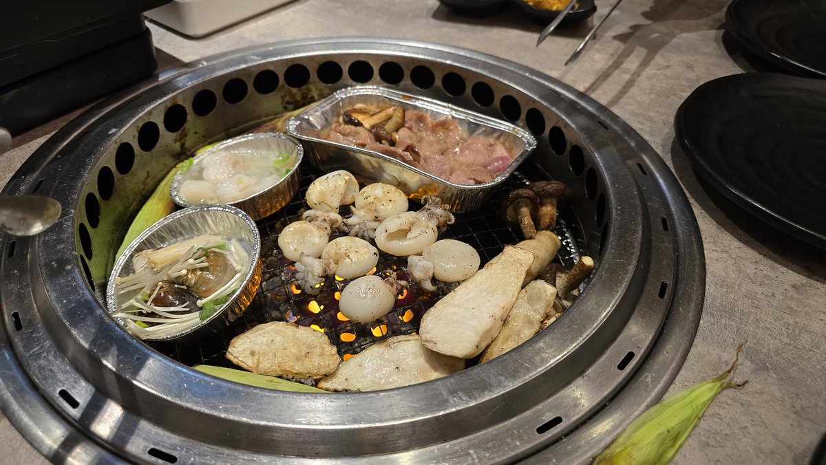 Richardchang28's tweet photo. @kahaneyuri 恭喜大成功！居然為了麻啾買新烤箱，太感動了🥹成品看起來超美味~期待品嚐到美味的由里原味(?)月餅😋辛苦了~妳超棒！🥰拿後…偷曬烤肉😏 https://t.co/D9Dl3m5x4h