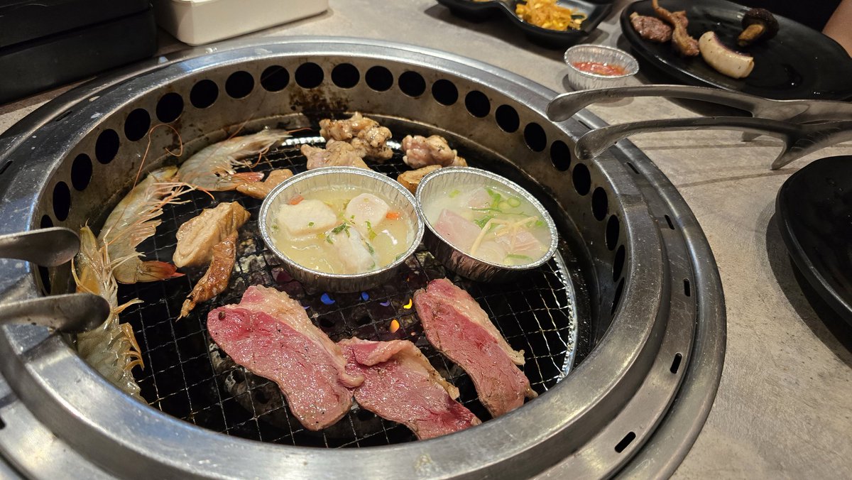 Richardchang28's tweet photo. @kahaneyuri 恭喜大成功！居然為了麻啾買新烤箱，太感動了🥹成品看起來超美味~期待品嚐到美味的由里原味(?)月餅😋辛苦了~妳超棒！🥰拿後…偷曬烤肉😏 https://t.co/D9Dl3m5x4h