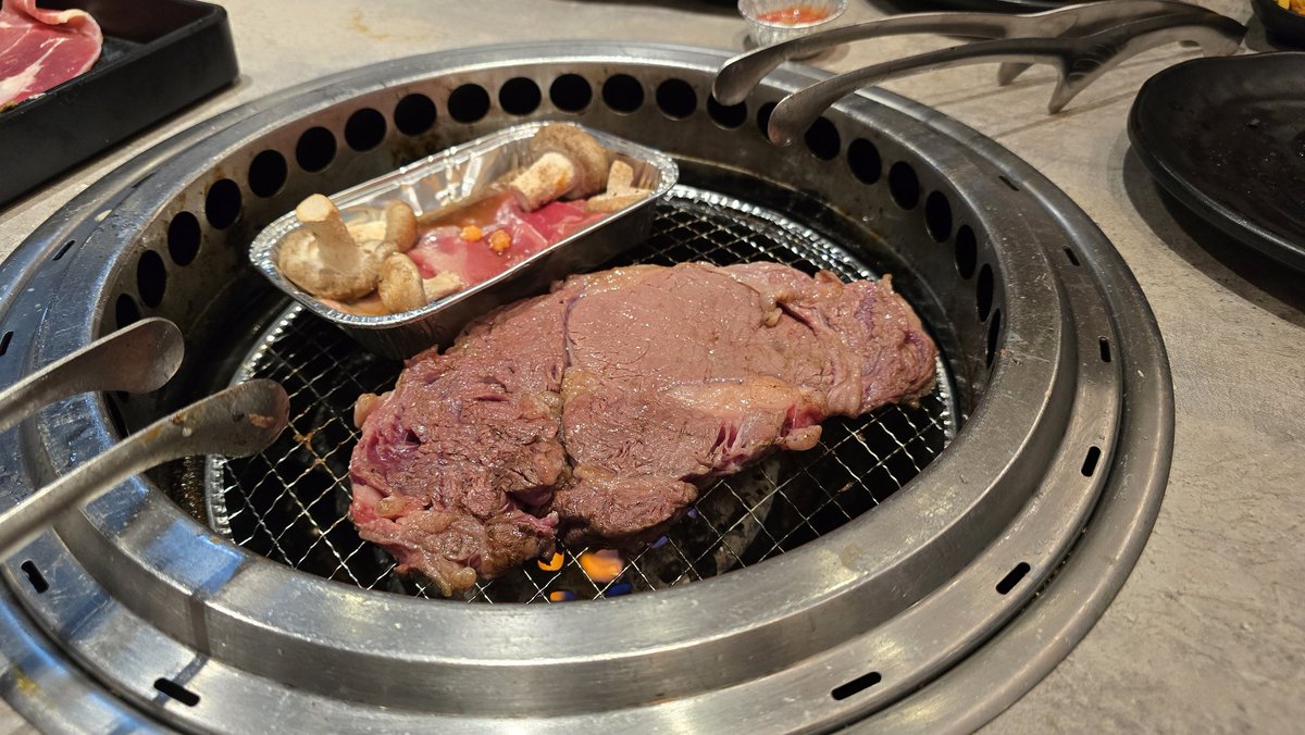Richardchang28's tweet photo. @kahaneyuri 恭喜大成功！居然為了麻啾買新烤箱，太感動了🥹成品看起來超美味~期待品嚐到美味的由里原味(?)月餅😋辛苦了~妳超棒！🥰拿後…偷曬烤肉😏 https://t.co/D9Dl3m5x4h