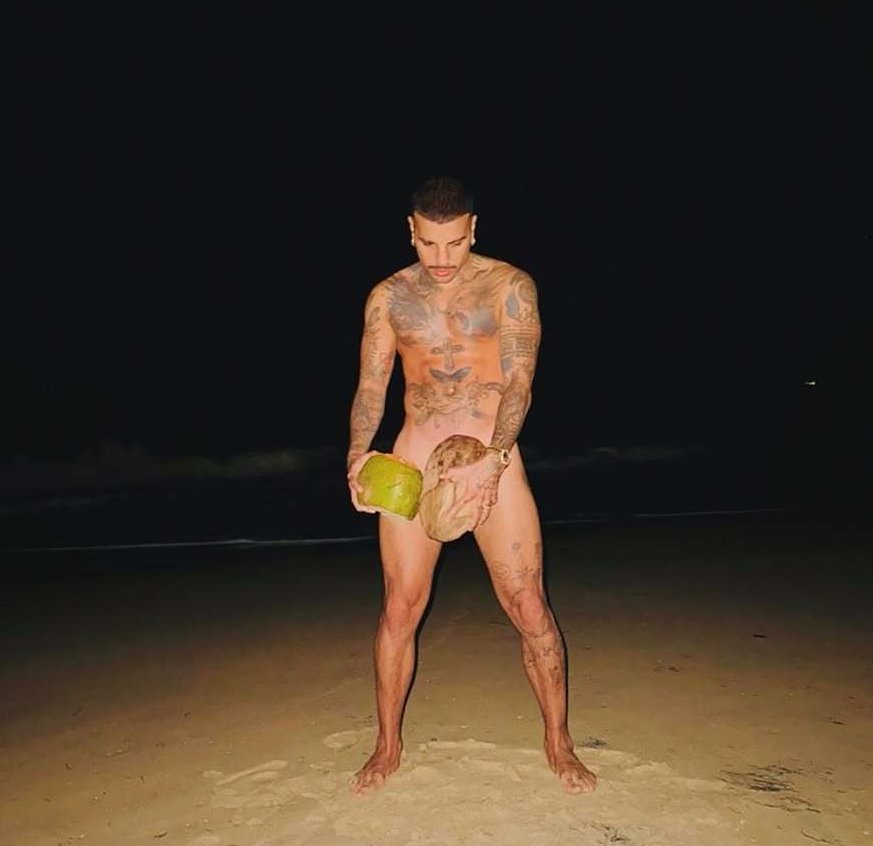 RaulitoFake's tweet photo. Un poco tarde pero... feliz #SeductiveSunday mis niños https://t.co/1ADZ7XyrOT