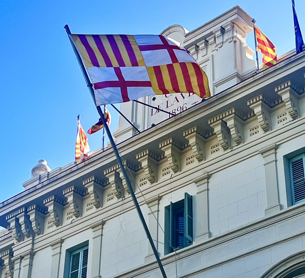 Final feliç. La màgia de tuiter ha fet que <a href="/bcn_ajuntament/">Ajuntament de Barcelona</a> hagi canviat la bandera incorrecta per la bona i hagin demanat disculpes, la qual cosa els honora. En 24 hores.