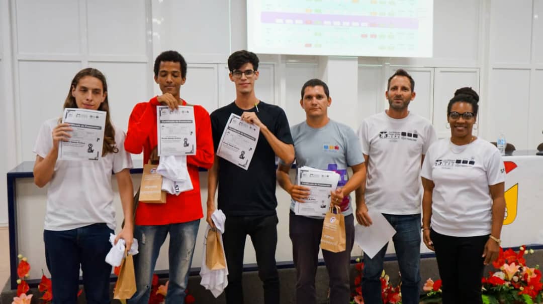 ETECSA_Cuba's tweet image. Estudiantes🎒de diversos centros educacionales del país 🇨🇺participaron en el Concurso Internacional Universitario de Programación 💻 #ICPC2025, donde se pusieron a prueba habilidades en programación 🖥️, algoritmia y trabajo en equipo 🤝.
Felicitaciones a los clasificados 🥳.