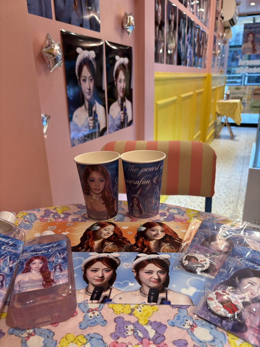 yunjinonfire's tweet photo. 人生初のセンイルカフェ！！！✨ 久々のオタ活で気合い入って2個とも買っちゃった笑笑 韓国留学これてよかった！素敵なイベントありがとうございます！！！！🪼

#the_pearl_of_lesserafim
#OceanFairyYunjinDay
#반짝이는진주윤진 https://t.co/d7fKxbG1pn