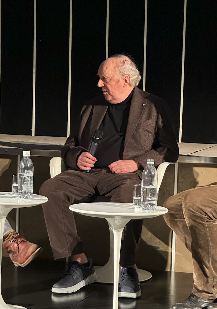 Der coolste Promi Filmpromi letzte Woche war nicht am ZFF, sondern im Filmpodium: Der Grossmeister des Horror / Giallo / Cinema Pur, Dario Argento!

#DarioArgento