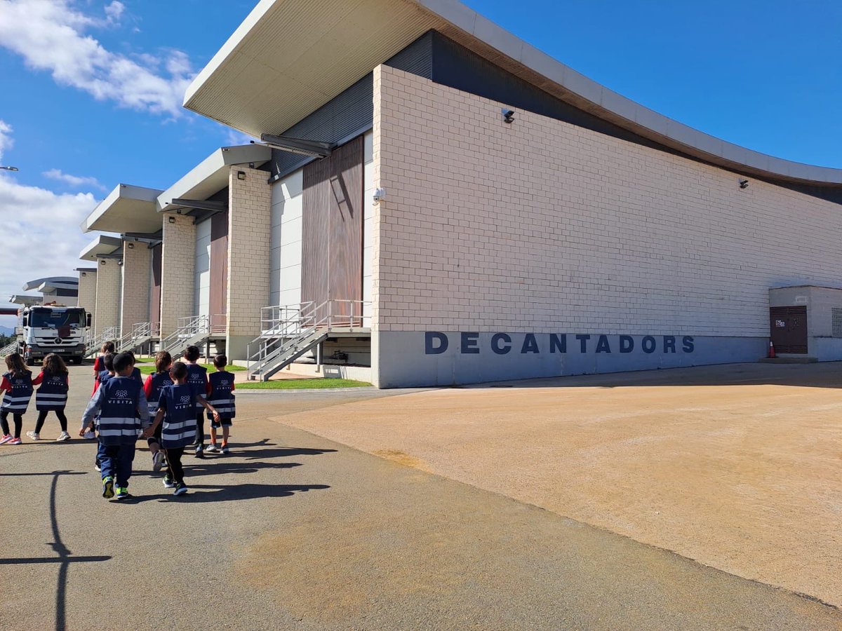 EscolaFlix's tweet photo. Avui l’alumnat de segon ha realitzat una visita a l’ETAP de l’Ampolla per conèixer el tractament que es realitza a l’aigua potable abans de ser consumida amb seguretat. 
Moltes gràcies @consorciaigues 
#STEAM #ProjectesFAIG #ODS #TerresdelEbre https://t.co/sA4h9PAfIt