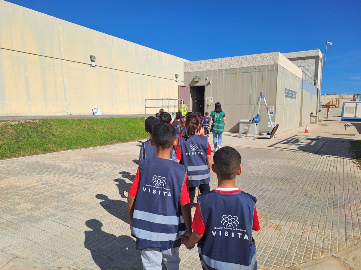 EscolaFlix's tweet photo. Avui l’alumnat de segon ha realitzat una visita a l’ETAP de l’Ampolla per conèixer el tractament que es realitza a l’aigua potable abans de ser consumida amb seguretat. 
Moltes gràcies @consorciaigues 
#STEAM #ProjectesFAIG #ODS #TerresdelEbre https://t.co/sA4h9PAfIt