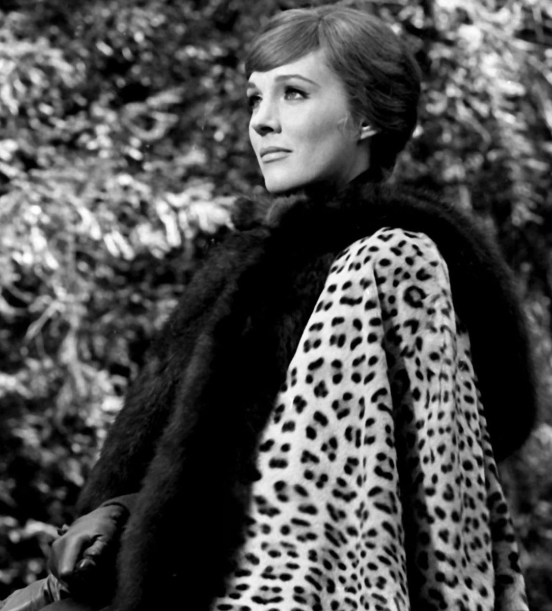 julie andrews on the set of 'darling lili' (1970, blake edwards), image size:1084x1200