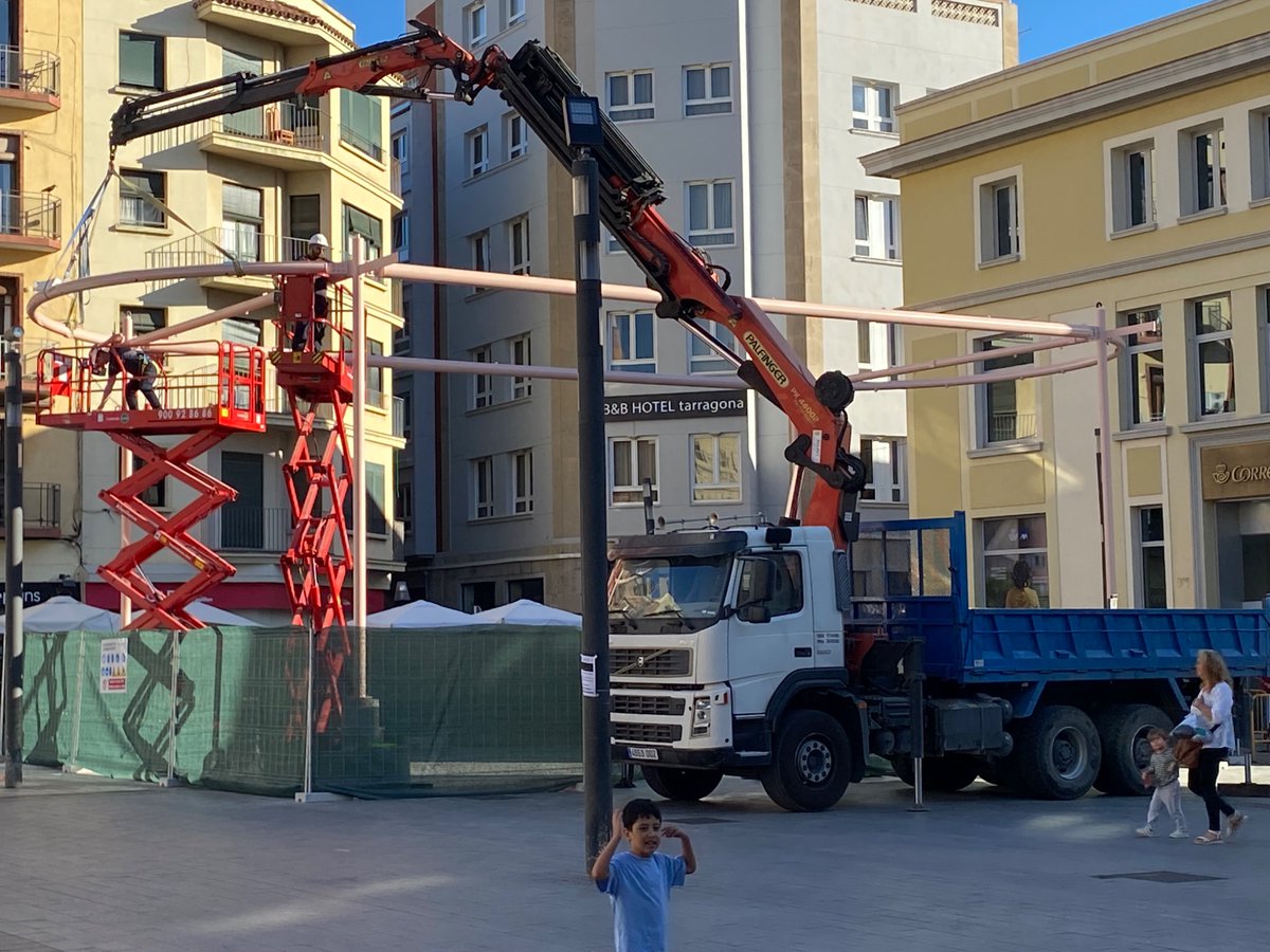 Comencen a muntar la ferralla de Corsini. Lleig és poc.