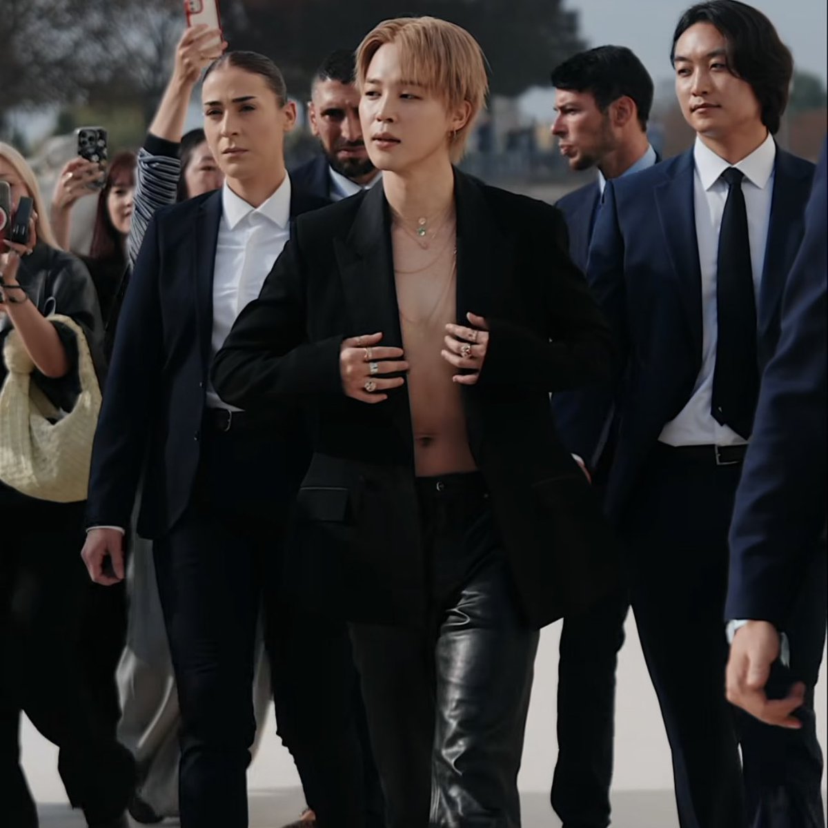 ROCKSTARJIMlN's tweet image. The world is his runaway