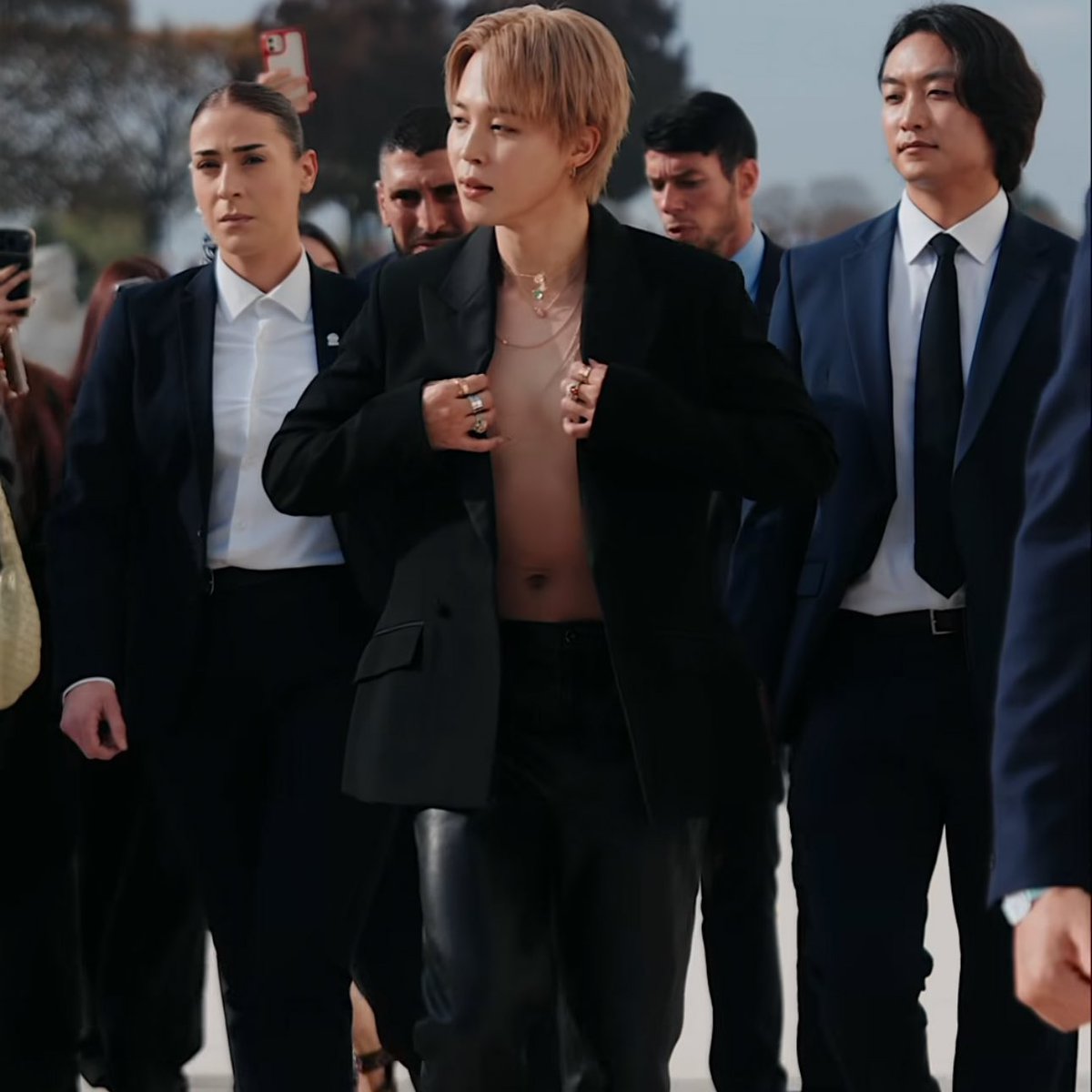 ROCKSTARJIMlN's tweet image. The world is his runaway