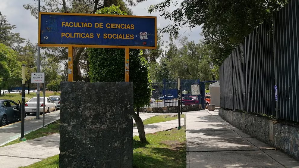 🔴 #AHORA | Desalojan Facultad de Ciencias Políticas y Sociales de la #UNAM por presunta amenaza de bomba bit.ly/3VSemVx