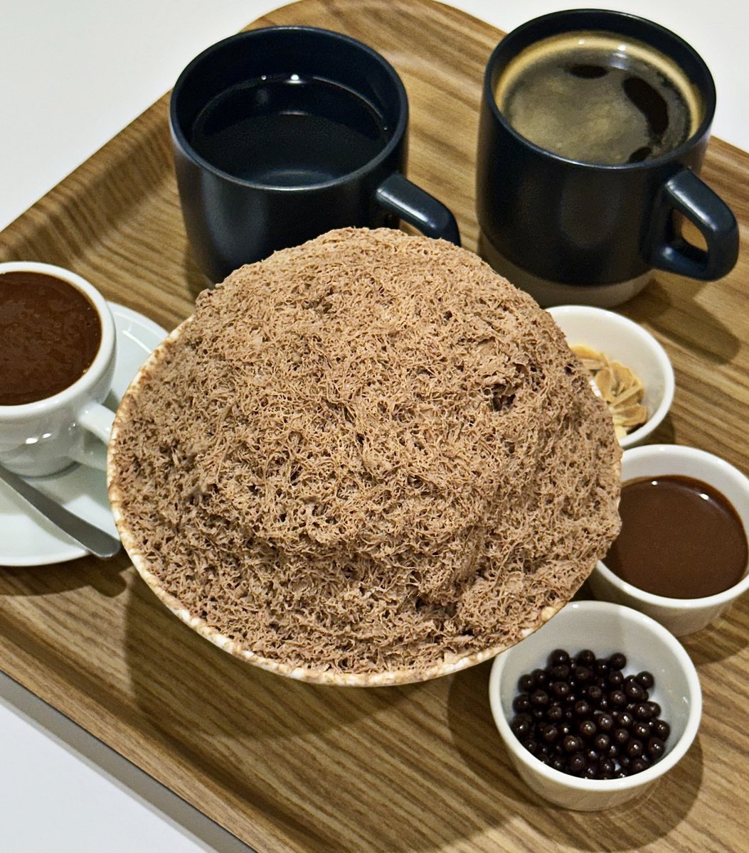 BAEG0PAY00's tweet image. • 홍대 &amp;lt;17도씨&amp;gt;
오랜 먹킷리스트였던 17도씨 다녀왔어요•• 제가 먹어본 초콜릿 중에 제일 진하고 꾸덕했어요 진짜 초콜릿을 퍼먹는 느낌 초코빙수도 10월까지만 한다고 해서 먹어봤는데 너무 부드럽고그동안 먹은 초코빙수들은 다 가짜 같다는 생각이 들 정도로 진하고 맛있었습니닷,,