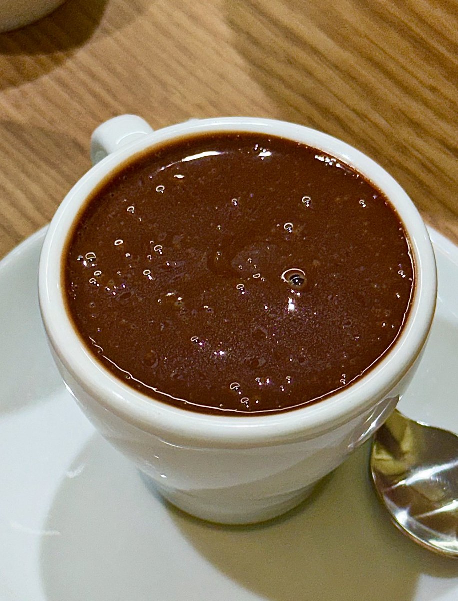 BAEG0PAY00's tweet image. • 홍대 &amp;lt;17도씨&amp;gt;
오랜 먹킷리스트였던 17도씨 다녀왔어요•• 제가 먹어본 초콜릿 중에 제일 진하고 꾸덕했어요 진짜 초콜릿을 퍼먹는 느낌 초코빙수도 10월까지만 한다고 해서 먹어봤는데 너무 부드럽고그동안 먹은 초코빙수들은 다 가짜 같다는 생각이 들 정도로 진하고 맛있었습니닷,,