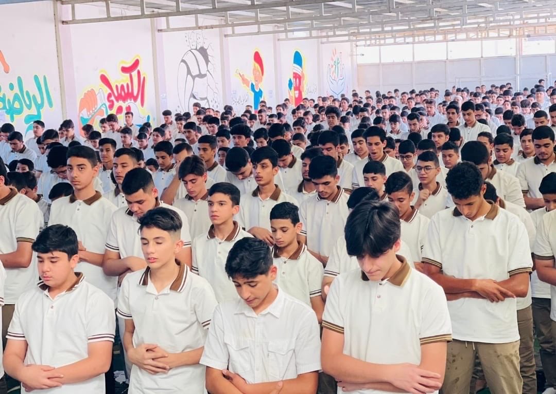 منظر جميل لا تراه إلا من أبناء التوحيد ، طلبة مدرسة ثانوية في مدينة الأنبار العراقية.

يصلون الظهر جماعة في مدرستهم.
وفقهم الله وسددهم، والصلاة خير أعمالهم بعد التوحيد، وأول ما يحاسبون عليه من أعمالهم يوم القيامة.

بارك الله في كل طالب مجتهد في صلاته وفي دراسته. آمين.

#العراق