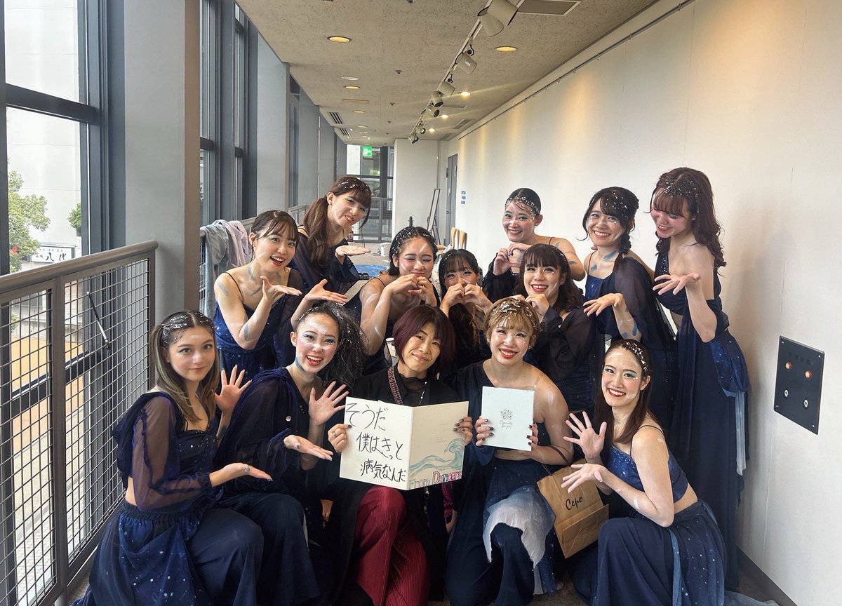 mya_kotakomugi's tweet photo. 病的船団ダンサーズ。
時には光や波や鳥であり、時には人物であり、壁や扉であり、感情そのものでありとどれだけの役割を担っていたか。
「踊らないで」「音を聞かないで」とかダンサーに対して何を言ってるのかというオーダーも沢山言いましたが全力でそれに応えてくれた。
彼女達に敬意を表します。 https://t.co/cuWbPJKTQm