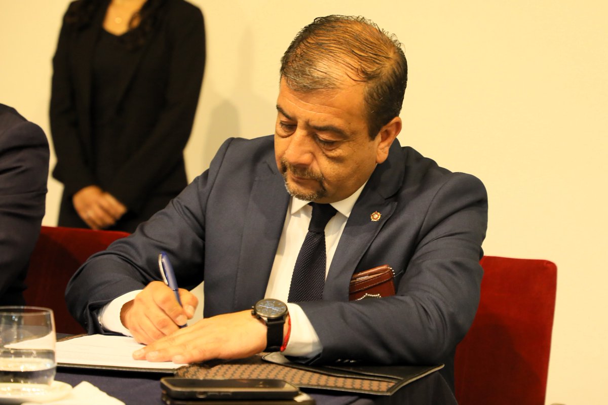 PDI_Arica's tweet photo. En una solemne ceremonia realizada en el auditorio del Cuartal Angamos de la @PDI_Arica, esta mañana el prefecto inspector Luis Álamos Meneses hizo entrega del mando de la Región Policial de Arica y Parinacota al prefecto inspector José Contreras Hernández

#Arica 
#Parinacota https://t.co/vzNwMukxRx