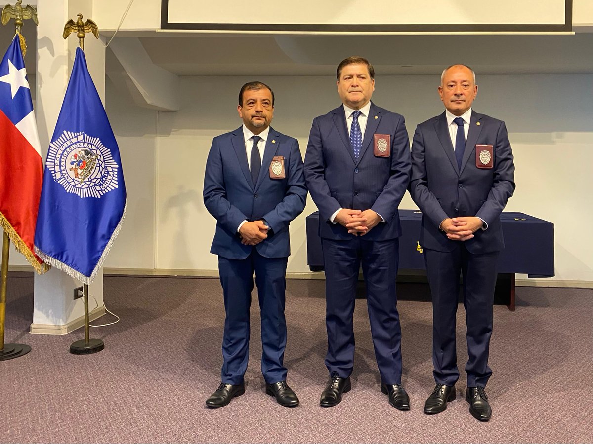 PDI_Arica's tweet photo. En una solemne ceremonia realizada en el auditorio del Cuartal Angamos de la @PDI_Arica, esta mañana el prefecto inspector Luis Álamos Meneses hizo entrega del mando de la Región Policial de Arica y Parinacota al prefecto inspector José Contreras Hernández

#Arica 
#Parinacota https://t.co/vzNwMukxRx