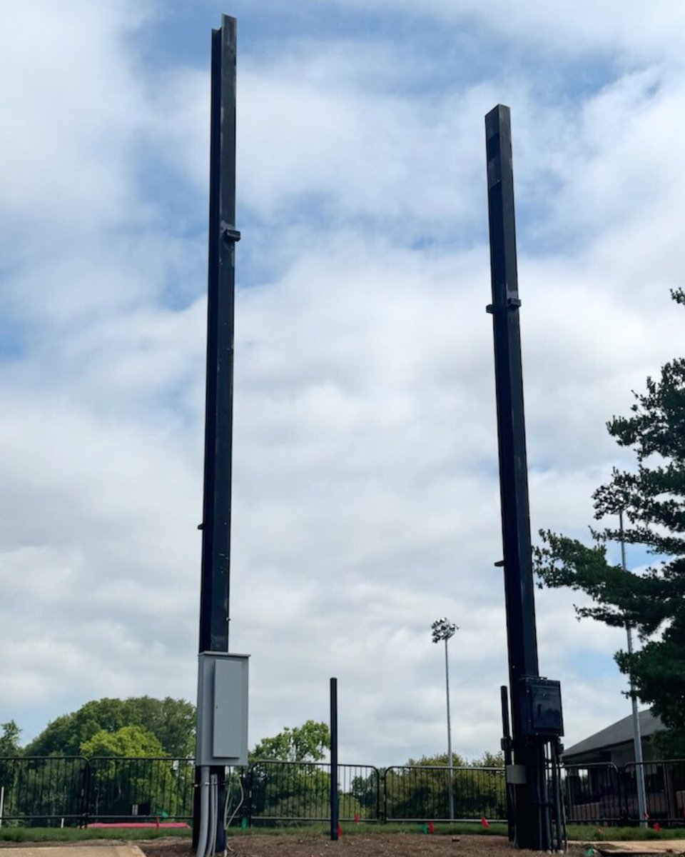 UberDisplays's tweet image. Happy October! The leaves aren’t the only thing changing this fall; here’s a before and after from our recent project at Brentwood Academy! Displays like this are always in season. 🍂🍁 #UberDisplays #LEDInnovation #GameDayReady #HighSchoolFootball
